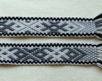 Wide handwoven woolen belt – gray ## pattern