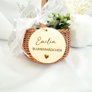 Geschenkkorb mit Holzanhänger|Blumenmädchen|Blumenkorb|Holzanhänger mit Name|Hochzeitsdeko|Geschenkidee zur Hochzeit|Braut|JGA|Blumenkind