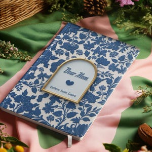 Puede incluir: Un juego de tres tazas de cerámica con un esmalte moteado de color crema. Cada taza presenta un diseño pintado a mano diferente: una hoja azul y verde, una flor amarilla y una baya roja. Las tazas tienen un diseño simple y moderno.