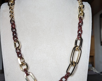 Elegante lange ketting voor dames met gouden en walnootbruine schakels, handgemaakt in Italië