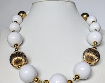 Elegante damesketting met witte en gouden parels, handgemaakt in Italië, elegante avondketting