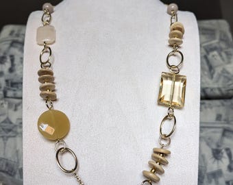 Lange damesketting met transparante gele en witte stenen in roestvrij staal, handgemaakt in Italië voor een strandfeest