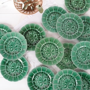 Piatto antico in maiolica verde Sarreguemines - Rilievo francese con foglie di vite e uva - Piatto da dessert color smeraldo - Decorazione country francese del XIX secolo - 7,5"