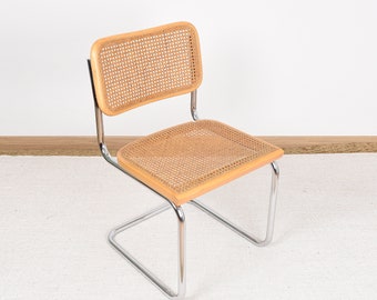 Stuhl CESCA Modell B32, Marcel Breuer Italien zugeschrieben. Vintage-Innendekoration, Designerstuhl, trendig. Rohrgeflecht und verchromtes Metall.