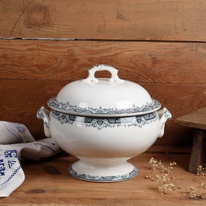Tureen French antique, large soup tureen with lid, country style decor, French tableware St Amand Hamage, Maroc model 19th century.