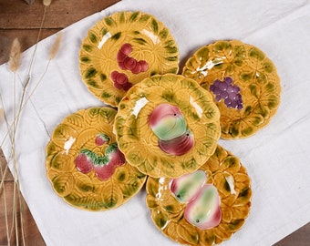 Assiettes à dessert en barbotine. Collection de 5 petites assiettes anciennes d'occasion en majolique, motifs fruits. Sarreguemines France.