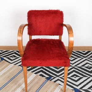 Fauteuil bridge moumoute rouge ancien. Authentique chaise, style vintage d'occasion. Structure en bois. Fabrication française années 60.