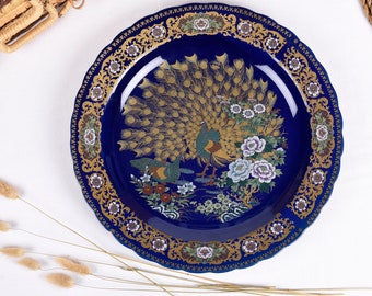 Grand plat marocain Taous. Grande assiette ancienne marocaine en porcelaine, illustrée Paons, bleu cobalt et dorée. 40 cm. Plat de service.