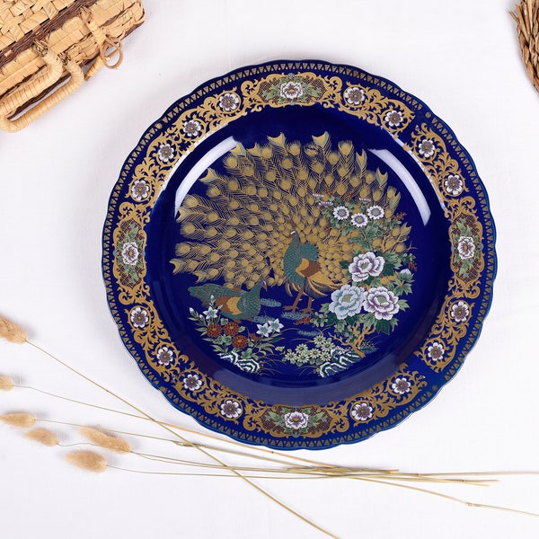 Grand plat marocain Taous. Grande assiette ancienne marocaine en porcelaine, illustrée Paons, bleu cobalt et dorée. 40 cm. Plat de service.