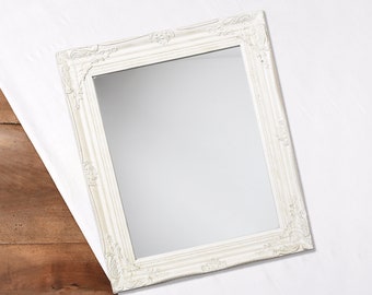 Miroir mural style baroque 53 cm. Décoratif, d'occasion. Cadre en bois blanc. Décoration intérieure de style classique, rétro.