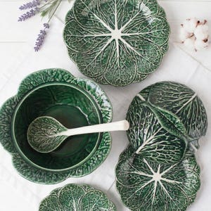 Vintage servies met majolicakoolblad - Groen keramisch servies - Soepterrine, dinerborden, dessertborden en broodborden - APART VERKOCHT