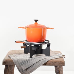 Vintage Cousances fondue set – Enamel cast iron fondue pot with stand & forks – French cookware – Le Creuset era – 1970s