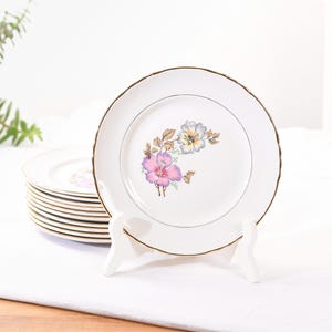 Belles assiettes anciennes à dessert - 8 Assiettes florales en porcelaine blanche bordure dorée - Moulin des Loups Orchies Modèle Caroline