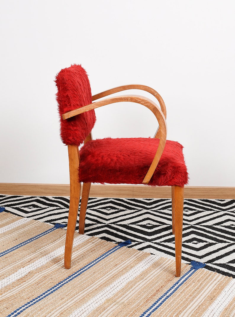 Fauteuil bridge moumoute rouge ancien. Authentique chaise, style vintage d'occasion. Structure en bois. Fabrication française années 60. image 3