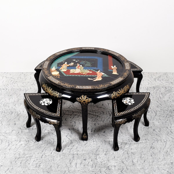 Table basse chinoise sculptée avec des pierres pierres dures, 4 tabourets