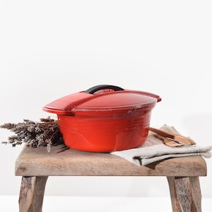 Cocotte ovale rouge Le Creuset 26 – fonte émaillée vintage – cocotte en fonte française – déco cuisine rustique – made in France- " Futura "