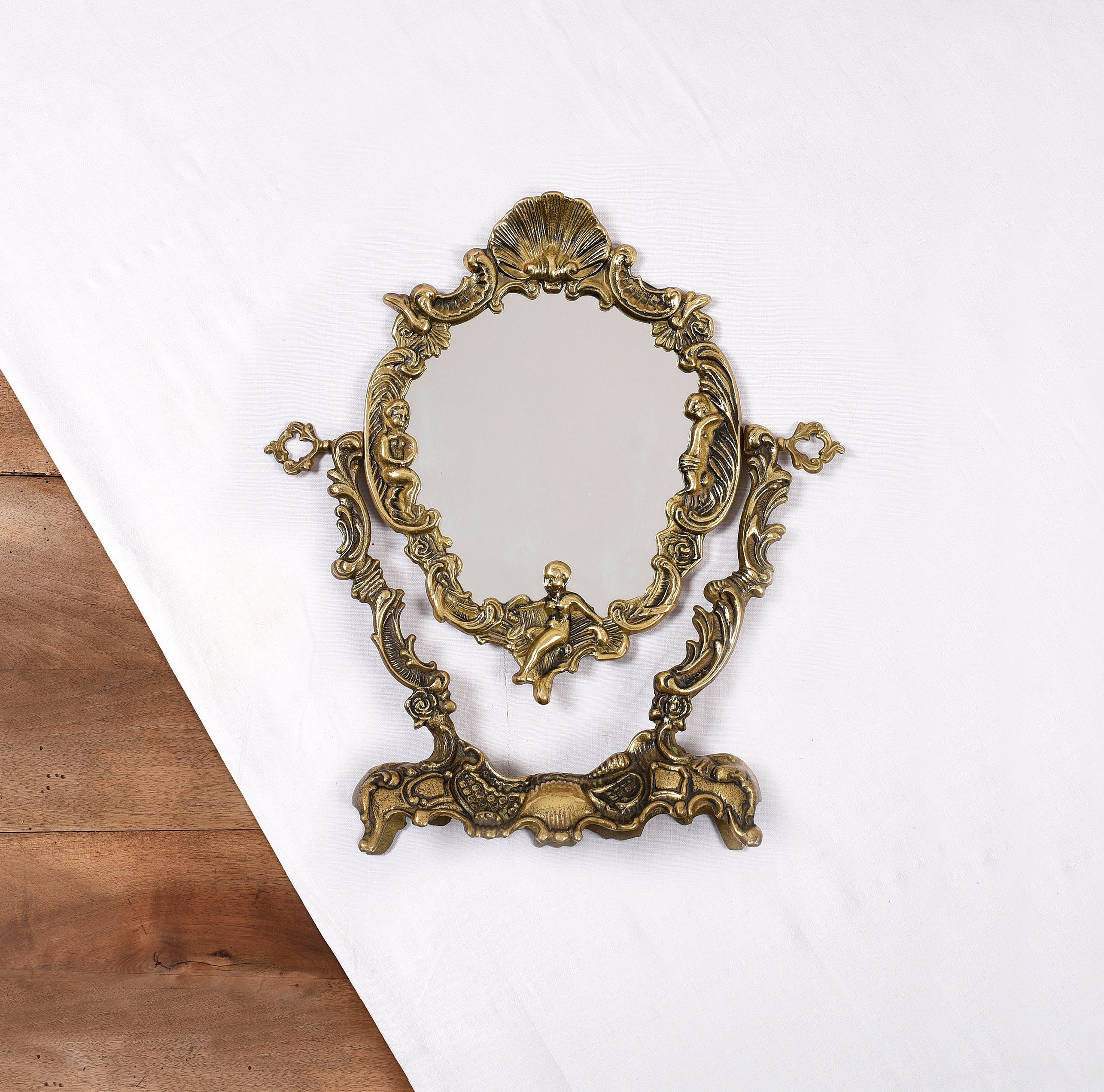 Miroir Psyché Doré 34 cm. Petit Miroir Sur Pied, Vieux Vintage Français, En Métal Sculpté Et Décoré. Ancien De Maquillage