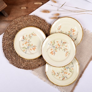 vintage plates, set of 4 flat plates, Quadrifoglio ceramic Made in Italy. Beautiful decorated ceramic plates.
