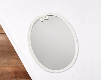 Ancien miroir ovale 49 cm, vintage, en fonte émaillée. Authentique miroir ancien des années 60 - 70, décoration intérieure de style rétro.