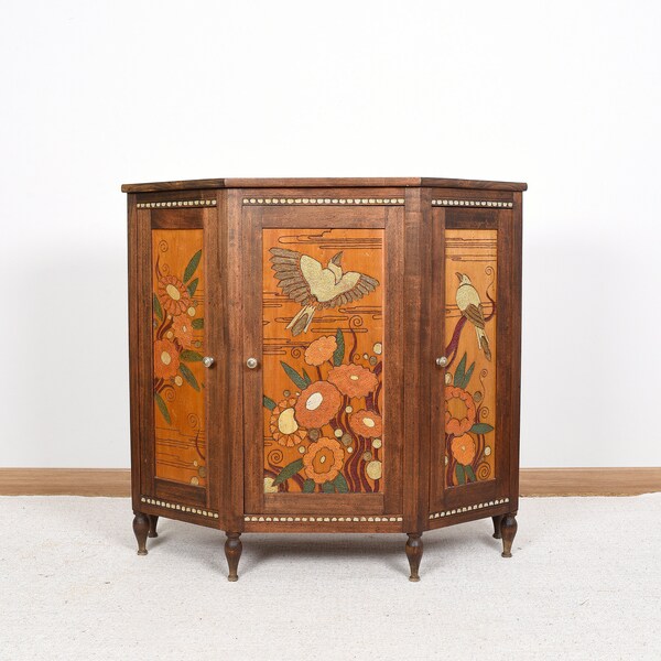 Buffet ancien ou armoire de rangement, coloré, décoratif, 3 faces en bois massif, sculpté et peint. Motifs végétaux et oiseaux. Pièce unique