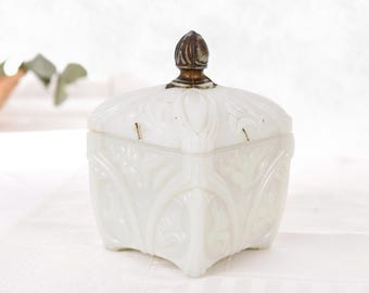 Caja francesa antigua de vidrio lechero Vallerysthal, plato para baratijas de estilo shabby chic, joyero o caja de dulces de vidrio opalino blanco, decoración victoriana de estilo rural.