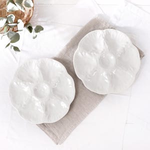 Witte Gien-oesterborden, set van 2 – vintage Franse majolica-barbotine – bord uit de jaren 60 – kustdecor – Amerikaanse douanekosten gedekt
