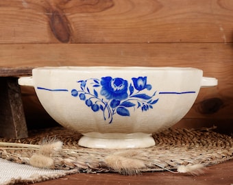 Soupière ancienne, légumier ou saladier ancien en céramique. Vaisselle ancienne française d'époque, du XIX siècle, Décoration florale bleue.