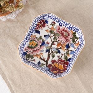 Vintage vierkant wandbord "Pivoines" van GIEN France - handgeschilderde Franse faience - schaal met geschulpte bloemen - aardewerk pioenrozen - kunst aan de muur