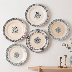Set von 5 Antiken Französischen Wandtellern, Blau und Elfenbein Transferware, Ironstone 19th Century - Mismatched Collection