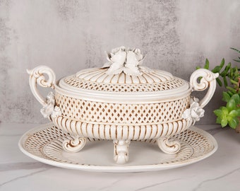 Soupière ancienne ou légumier ancien, avec sous-plat,  barbotine, céramique Italienne. Superbe soupière d'époque, décorée, avec grand plat.