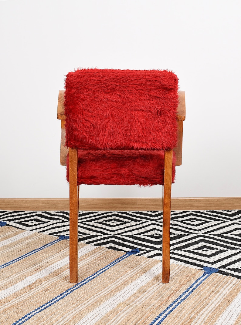 Fauteuil bridge moumoute rouge ancien. Authentique chaise, style vintage d'occasion. Structure en bois. Fabrication française années 60.