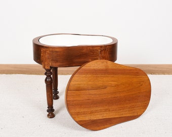 Table basse en bois avec couvercle. Petit meuble d'appoint décoratif français, ancien bidet. Petit mobilier vintage. Pièce rare, d'occasion.