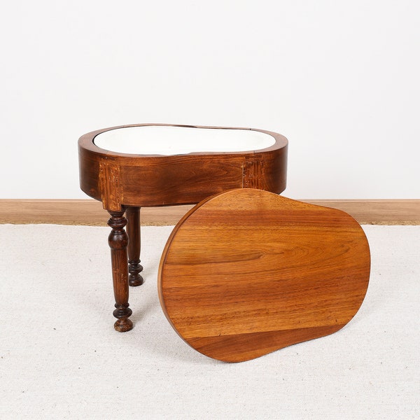 Table basse en bois avec couvercle. Petit meuble d'appoint décoratif français, ancien bidet. Petit mobilier vintage. Pièce rare, d'occasion.