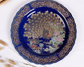 Plat marocain Taous. Grande assiette ancienne marocaine en porcelaine, illustrée Paon, bleu cobalt et dorée. 37 cm. Plat de service.