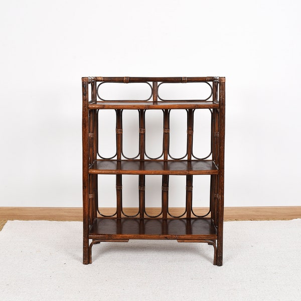 Étagère en bambou et rotin ou bibliothèque, vintage des années 70, marron, 3 étages de rangement. Pour une décoration intemporelle tendance.