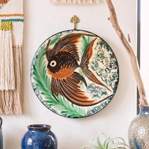 Grand Plat Signé Puigdemont - Céramique Sgraffito Vintage La Bisbal - Art Mural Poisson MCM - 30,5 cm Céramique de Studio Peinte à la Main