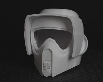 Puede incluir: Casco de plástico blanco moldeado con visera y protector facial. El casco tiene una parte superior redondeada y un panel frontal detallado con un botón circular y elementos rectangulares. El diseño recuerda a un estilo de ciencia ficción o militar.