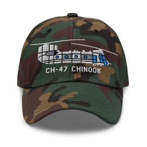 以下が含まれることがあります： 迷彩柄のベースボールキャップに、CH-47 チヌークヘリコプターの刺繍と「CH-47 チヌーク」の文字が刺繍されています。