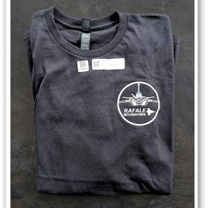 Camiseta Dassault Rafale Fighter Jet – Emblema bordado e estampa traseira com vista para a aeronave
