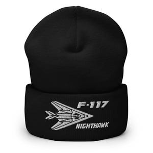 以下が含まれることがあります： 白い刺繍のF-117ナイトホークステルス機のデザインが施された黒いビーニー