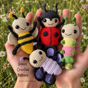 Op de afbeelding: Vier kleine gehaakte insectenspeeltjes, waaronder een geel-zwarte bij, een rood-zwart lieveheersbeestje, een roze-groene rups en een lavendelkleurige en zwarte vlinder. De tekst Insect Crochet Pattern EASY AMIGURUMI staat op de afbeelding.