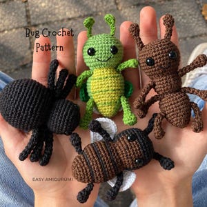 Puede incluir: Cuatro pequeños insectos de ganchillo que incluyen una araña negra, un insecto verde con vientre amarillo, una hormiga marrón y una abeja a rayas marrones y negras con alas blancas. El texto Bug Crochet Pattern y EASY AMIGURUMI es visible.