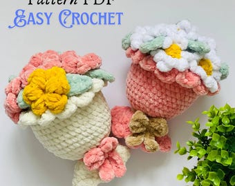 Può includere: Due decorazioni per vasi di fiori all'uncinetto. Una è rosa con fiori bianchi e l'altra è bianca con fiori gialli. Entrambe hanno foglie verdi e fiocchi rosa. Il testo "Pattern PDF EASY CROCHET" è in alto nell'immagine.