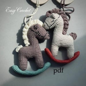 Hängendes Pferd Häkelanleitung PDF. Spielzeug und Spiele. Tiere Muster. DIY Amigurumi Spielzeug. Kinderzimmer Dekor. Montessori Spielzeug. Englische Begriffe