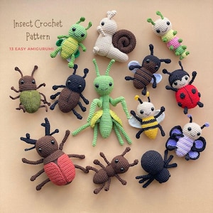 Può includere: Una collezione di tredici figure amigurumi di insetti realizzate all'uncinetto, tra cui una mantide verde, una coccinella rossa, un'ape, una lumaca e vari coleotteri. Il testo "Insect Crochet Pattern 13 EASY AMIGURUMI" è stampato in alto a sinistra.