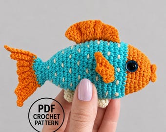Schema PDF per realizzare all'uncinetto un pesce della barriera corallina al tramonto. Amigurumi fai da te. Animali marini. Mini pesce giocattolo tropicale.