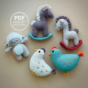 Padrão de crochê para brinquedos de ginástica suspensos. Cavalo de balanço, cordeiro e galinha em amigurumi (PDF). Decoração para quarto de bebê com tema de fazenda.