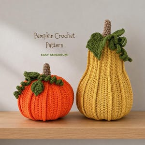 Op de afbeelding: Twee gehaakte pompoenen, een ronde oranje en een hoge gele, beide voorzien van groene gehaakte bladeren en bruine steeltjes. De tekst Pampkin Crochet Pattern EASY AMIGURUMI staat in bruine en groene letters boven de pompoenen afgebeeld.