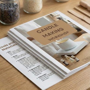 Może przedstawiać: Stos białego papieru z tytułem "CANDLE MAKING WORKSHOP" w brązowym tekście. Papier wymienia narzędzia i materiały do ​​produkcji świec, w tym wosk, knoty, pojemniki, olejki zapachowe i barwniki. Słoiki ze składnikami i drewniane narzędzia w tle.