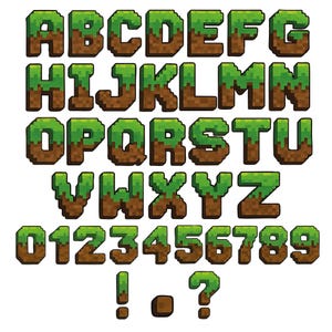 Puede incluir: Un conjunto completo de alfabeto y números en un estilo pixelado, que recuerda a un videojuego. Las letras y los números son marrones con hierba verde encima, incluyendo signos de puntuación.